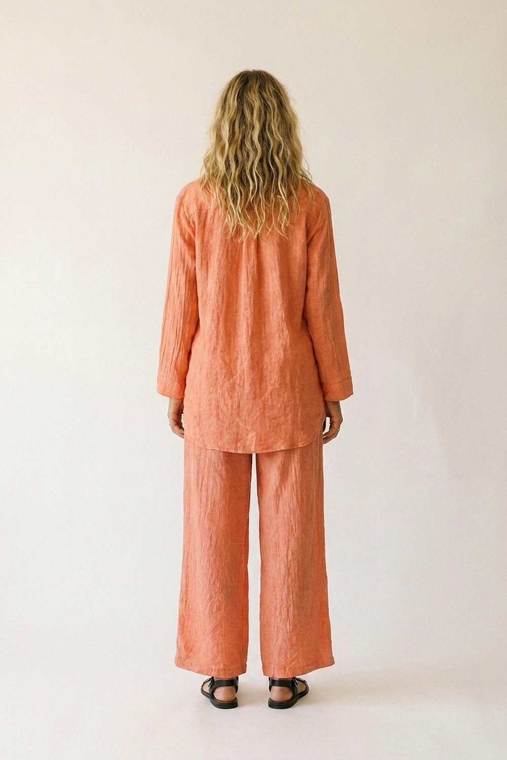 T&uacute;nica de camisa abotonada en coral con tela transparente arrugada