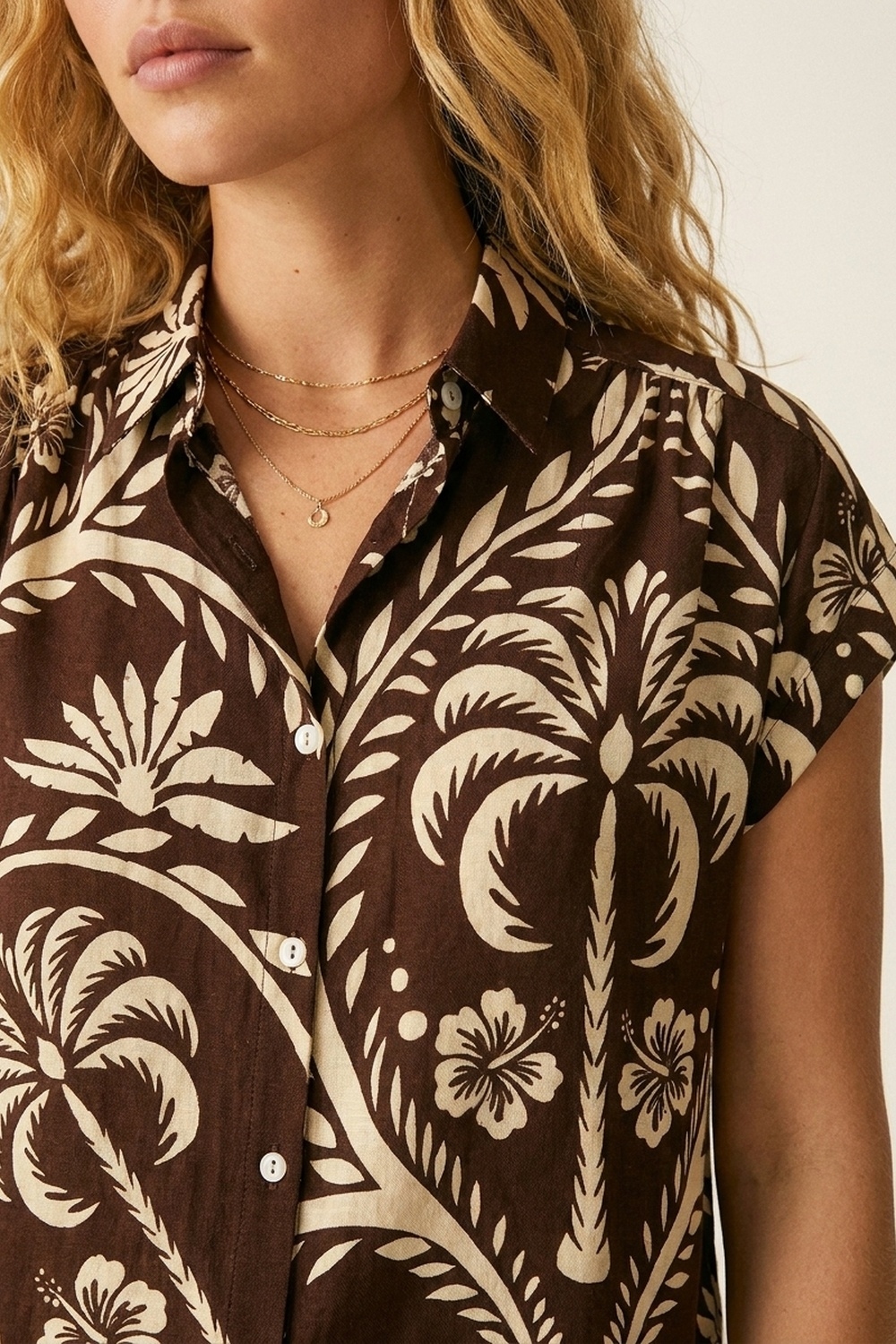 Camisa de manga corta con botones y estampado tropical marrón Camisa de manga corta con botones y estampado tropical marrón