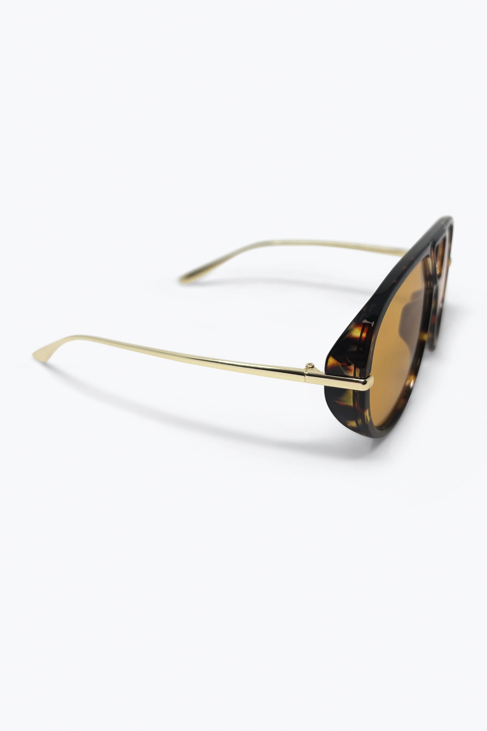 Gafas de sol estilo aviador color marr&oacute;n tortuga con lentes &aacute;mbar