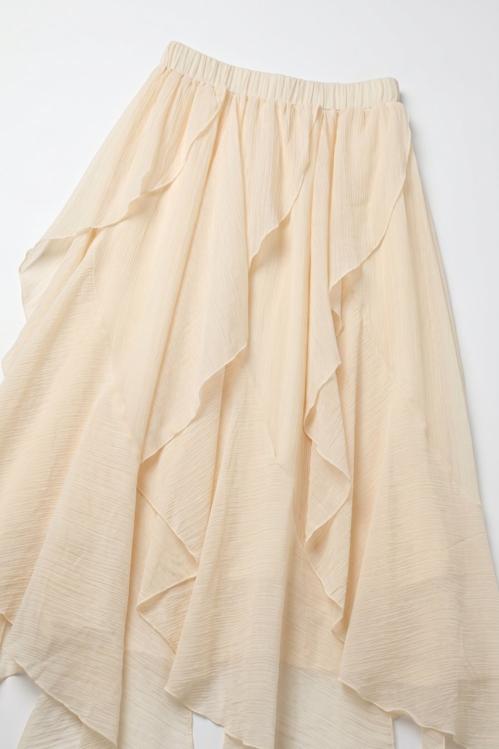 Falda maxi asim&eacute;trica con volantes de gasa liviana en color beige