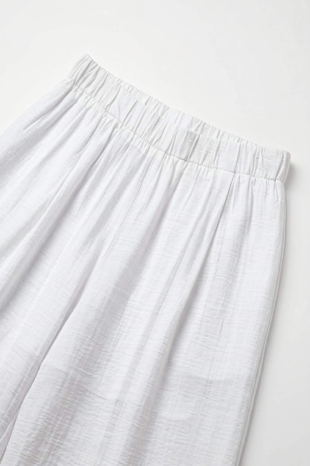 Pantalones blancos ligeros con cintura elástica y pernera ancha Pantalones blancos ligeros con cintura elástica y pernera ancha