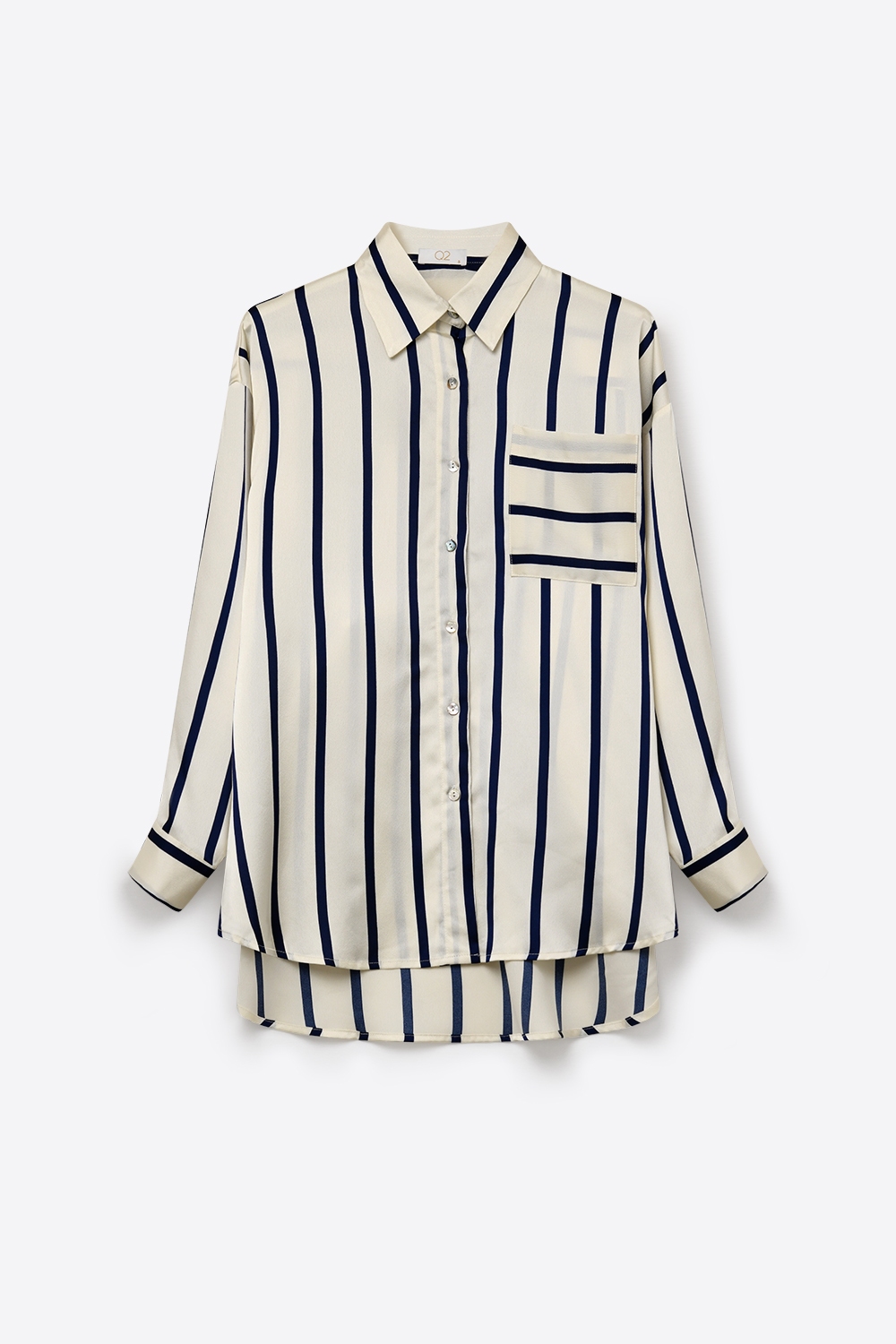 Camisa de corte relajado con rayas crema en tela de sat&eacute;n con bolsillo