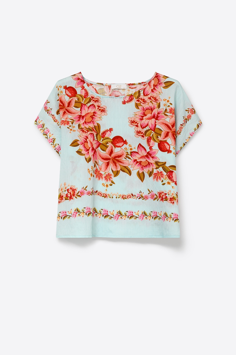 Top azul claro con estampado floral y tejido ligero