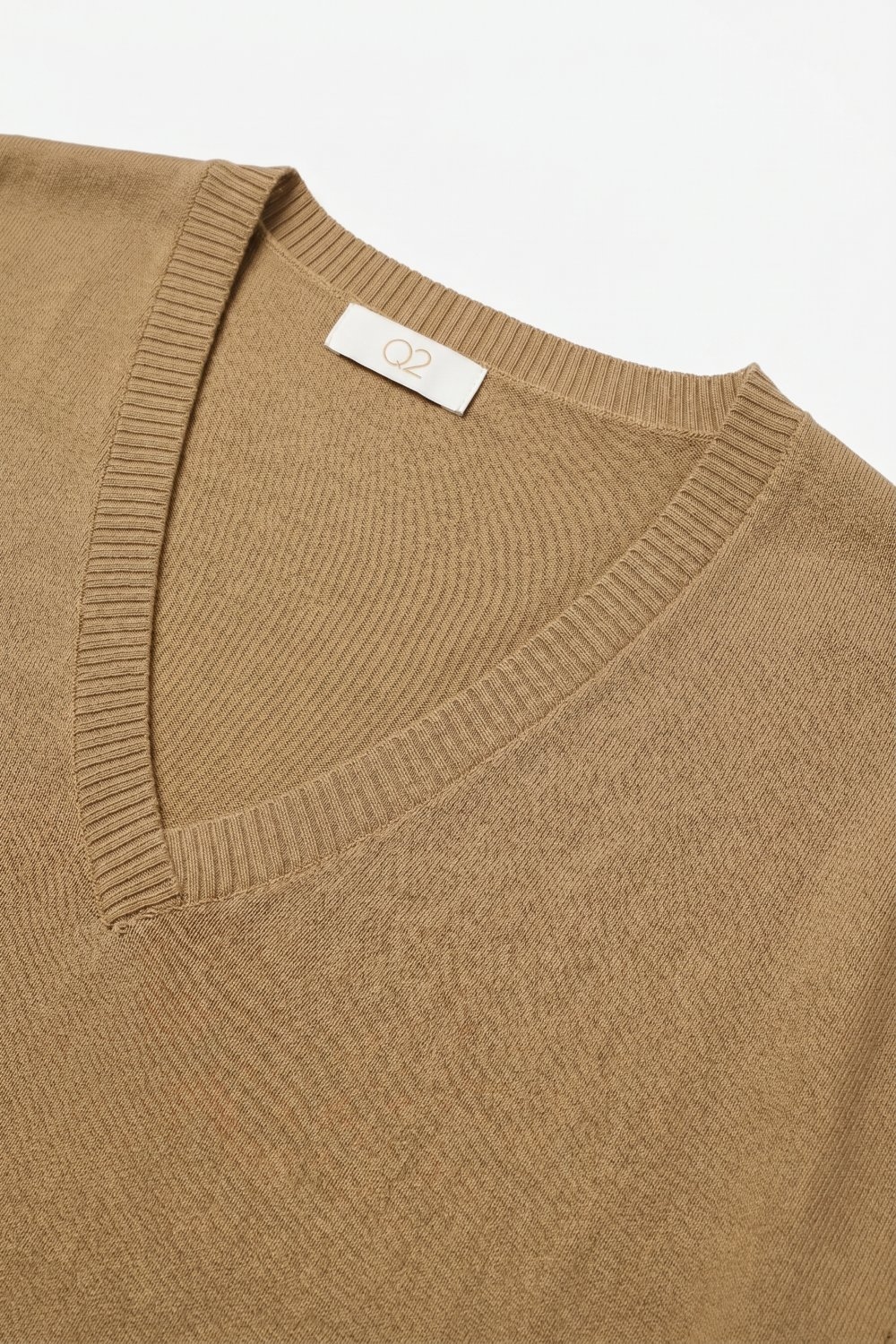 Jersey camel de punto fino con cuello en V y manga corta Jersey camel de punto fino con cuello en V y manga corta