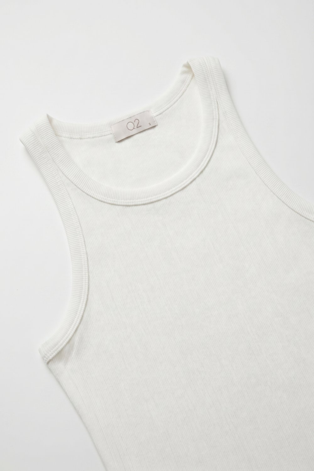 Camiseta sin mangas blanca de canal&eacute; con cuello redondo y espalda de nadador