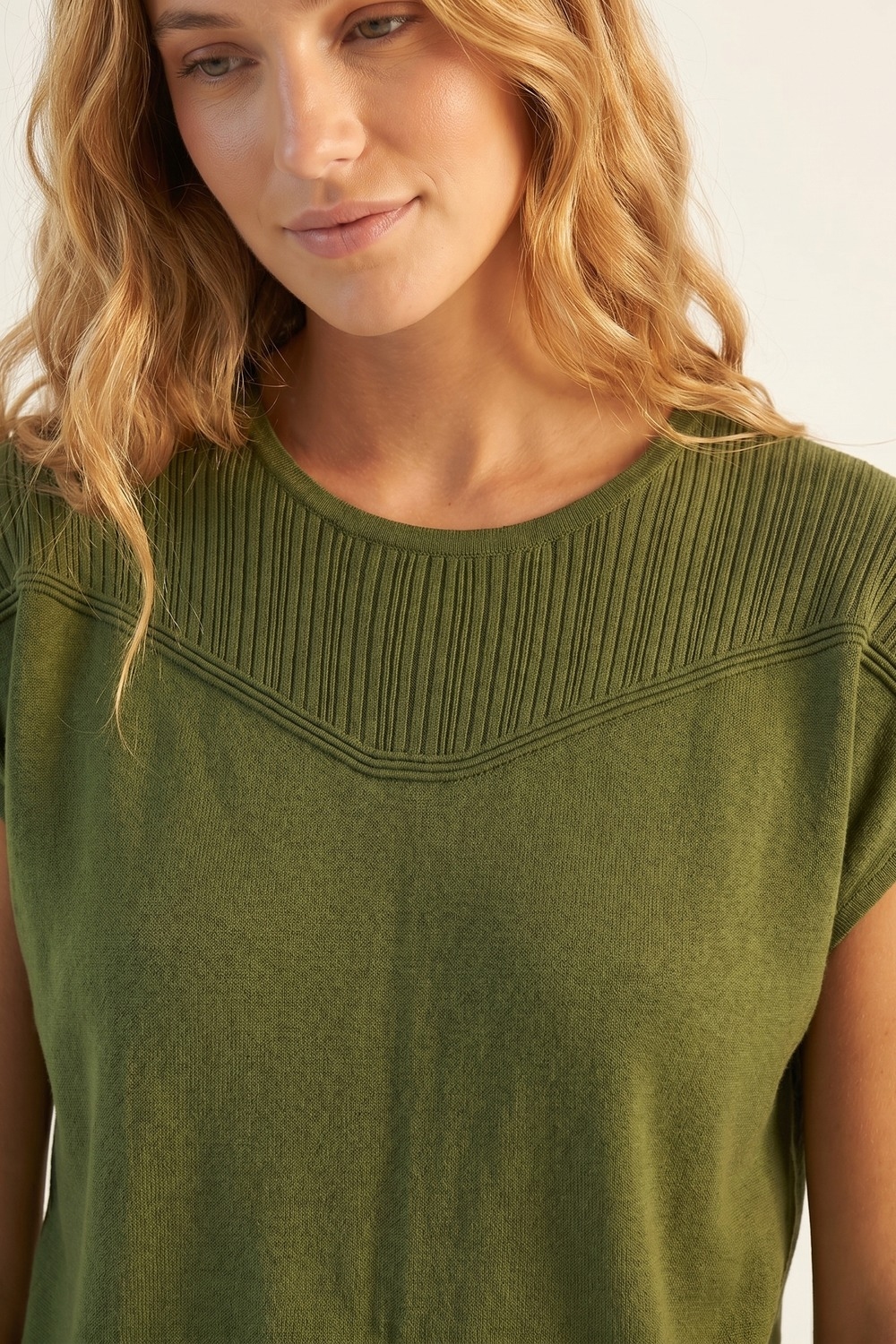 Jersey de punto verde oliva de manga larga con detalle de canalé Jersey de punto verde oliva de manga larga con detalle de canalé