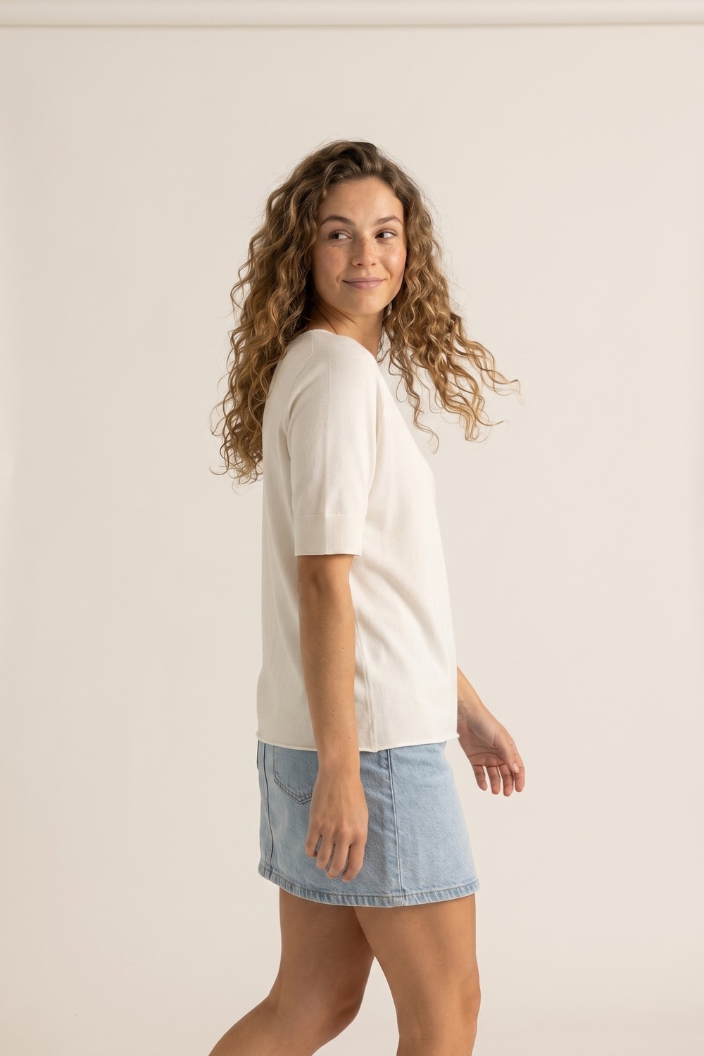 Jersey blanco de manga corta con cuello en V y corte relajado