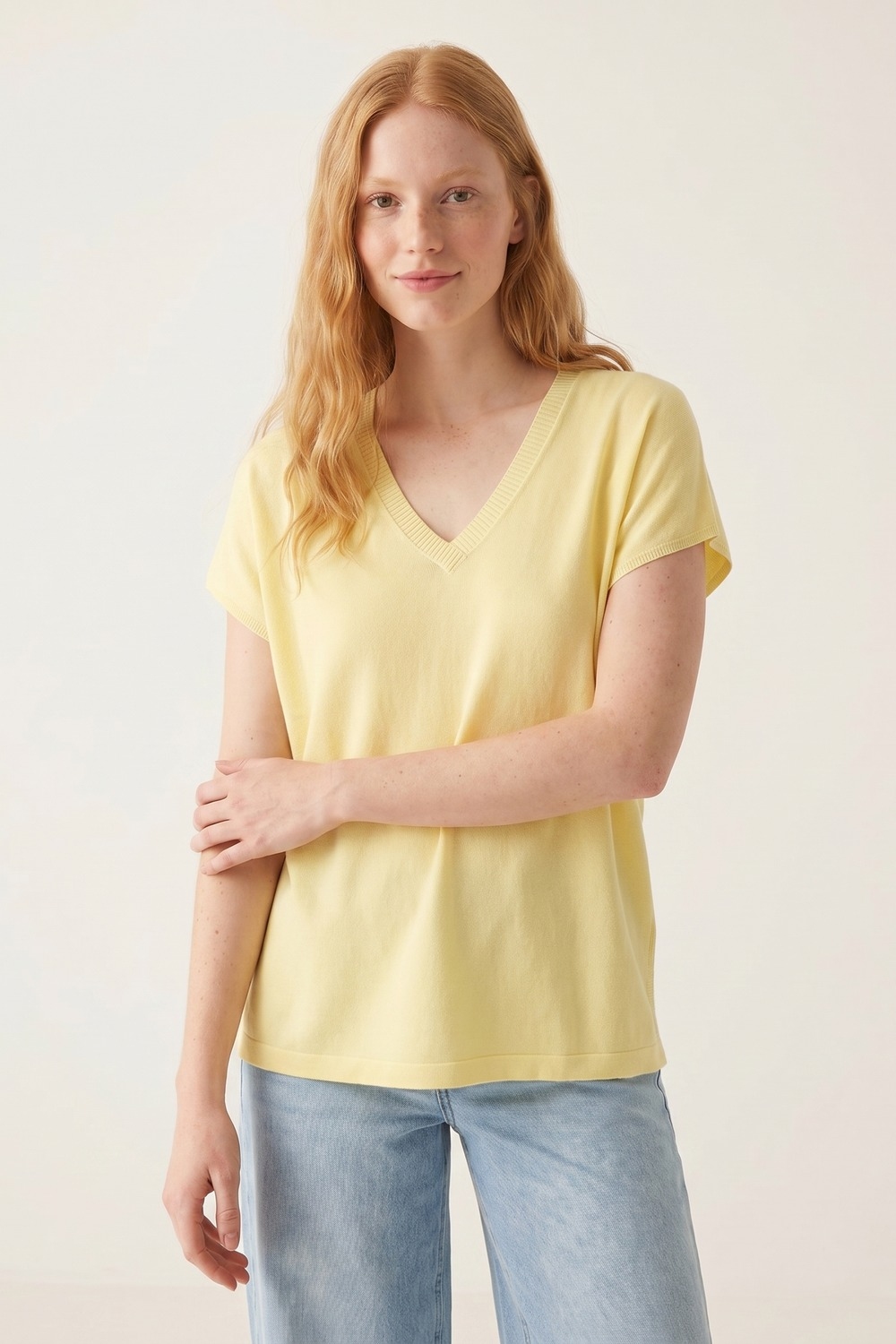 Jersey ligero amarillo de cuello en V y corte relajado
