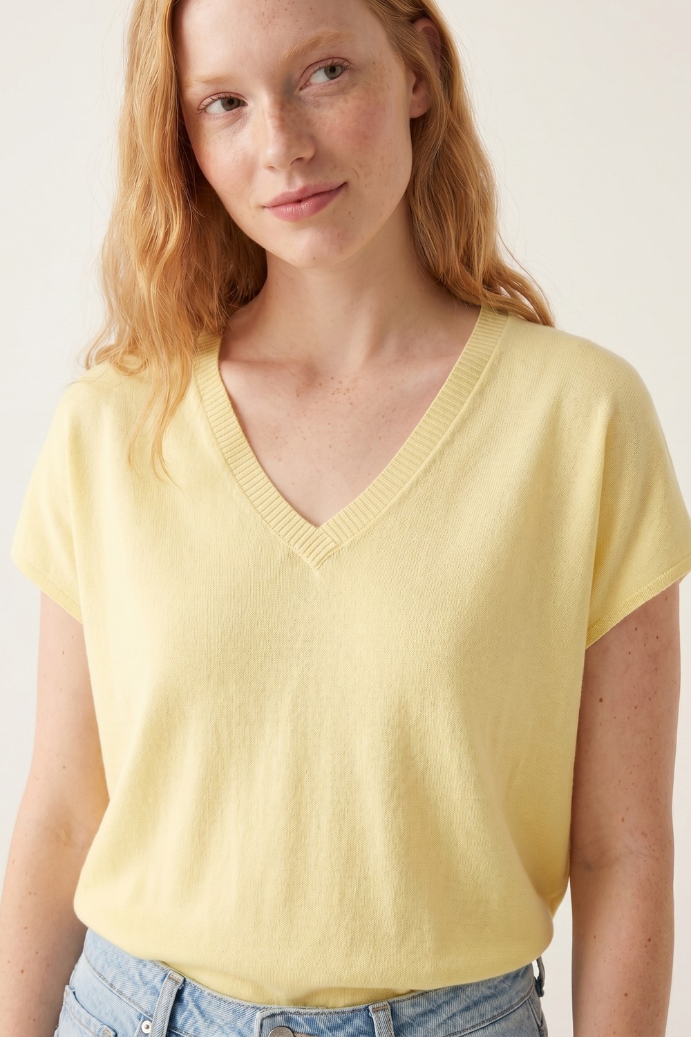 Jersey ligero amarillo de cuello en V y corte relajado