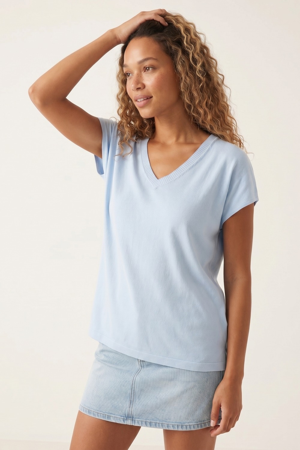 Jersey de punto azul claro con cuello en V y corte relajado Jersey de punto azul claro con cuello en V y corte relajado