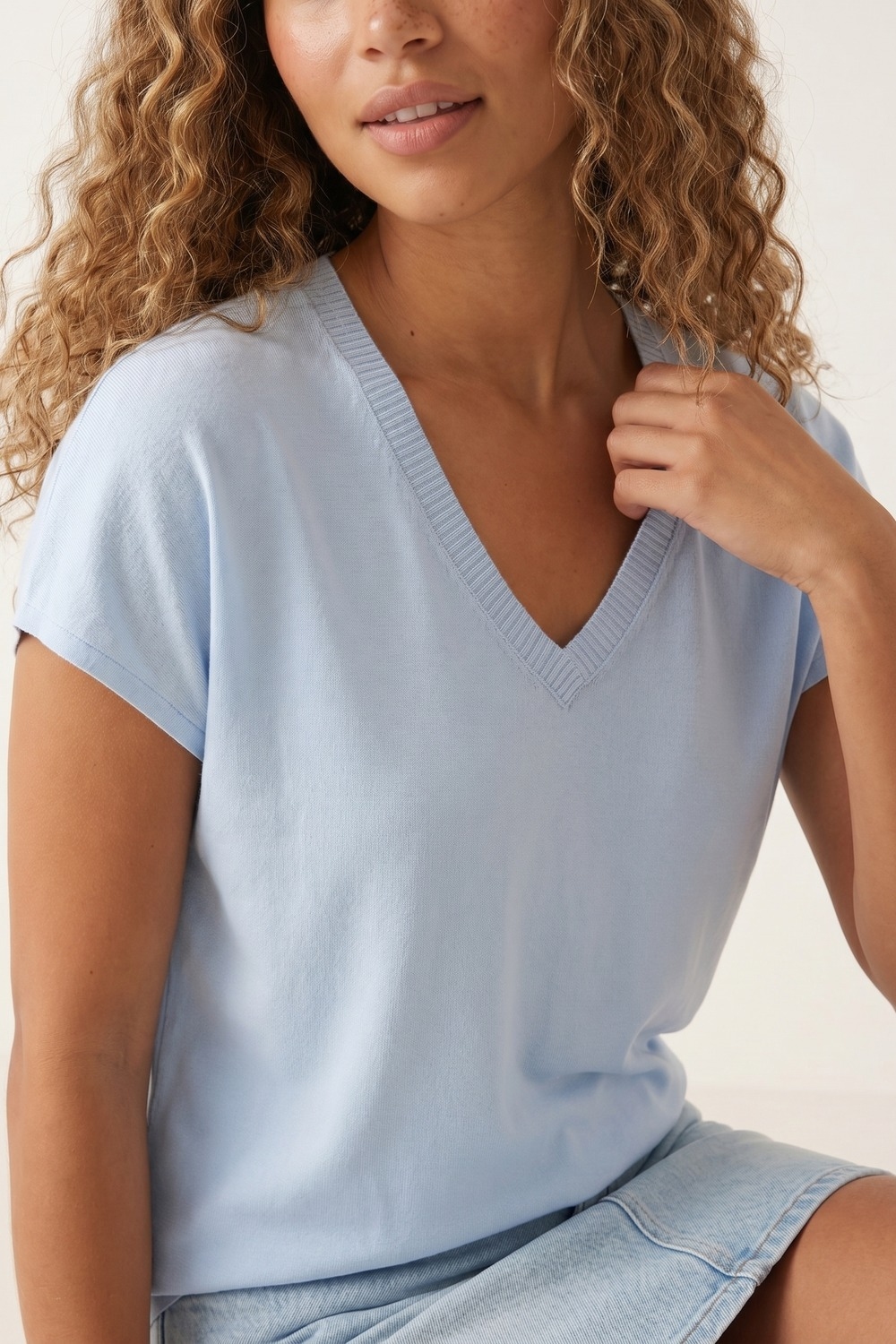 Jersey de punto azul claro con cuello en V y corte relajado Jersey de punto azul claro con cuello en V y corte relajado