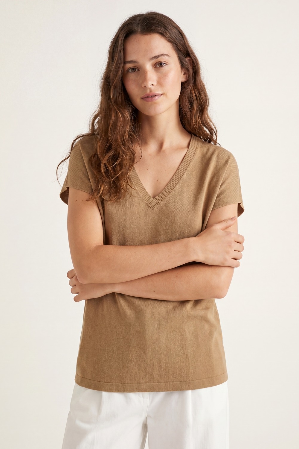 Jersey camel de punto fino con cuello en V y manga corta Jersey camel de punto fino con cuello en V y manga corta