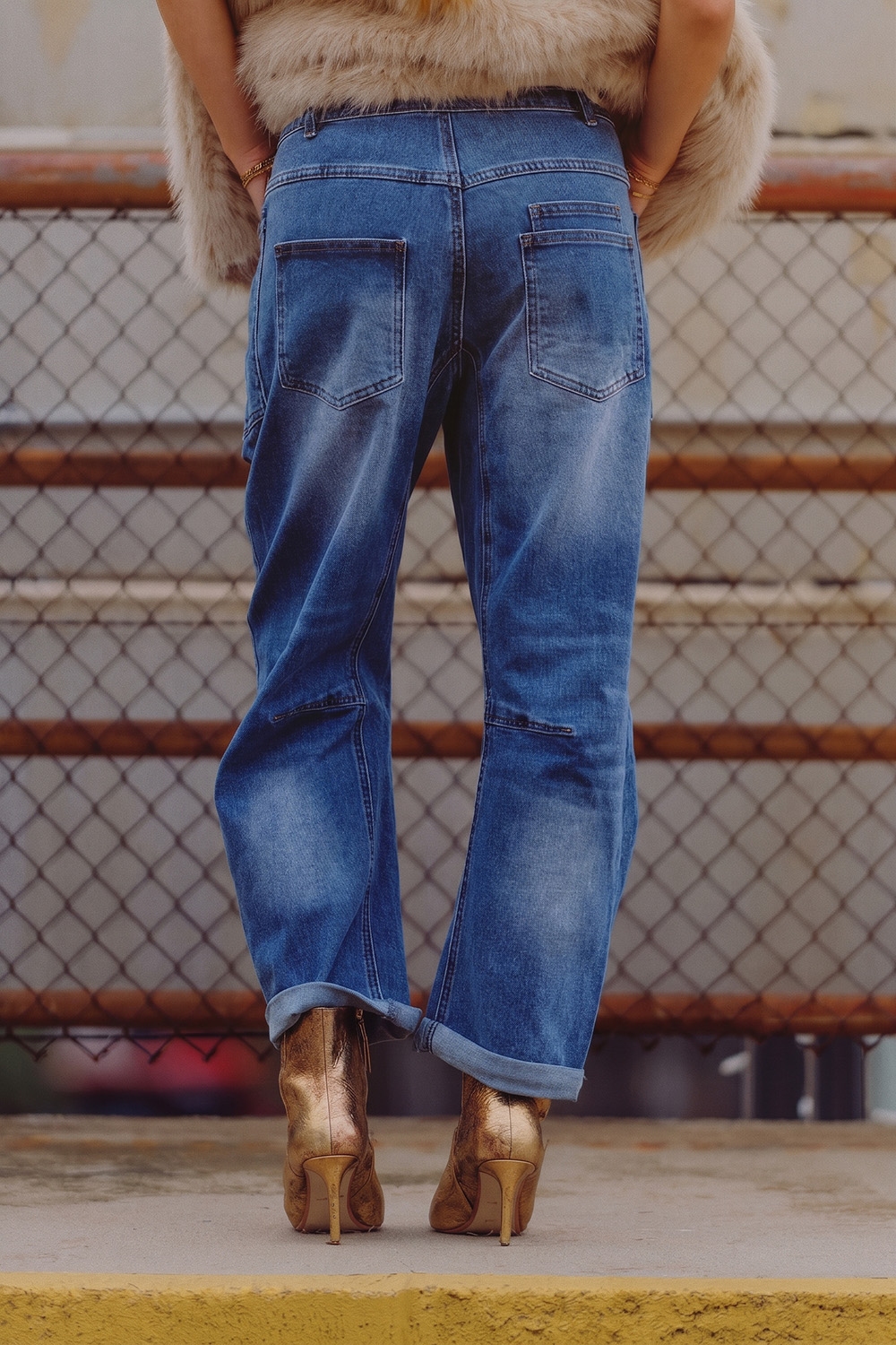 Jeans azules de corte ancho al tobillo con cinturón Jeans azules de corte ancho al tobillo con cinturón
