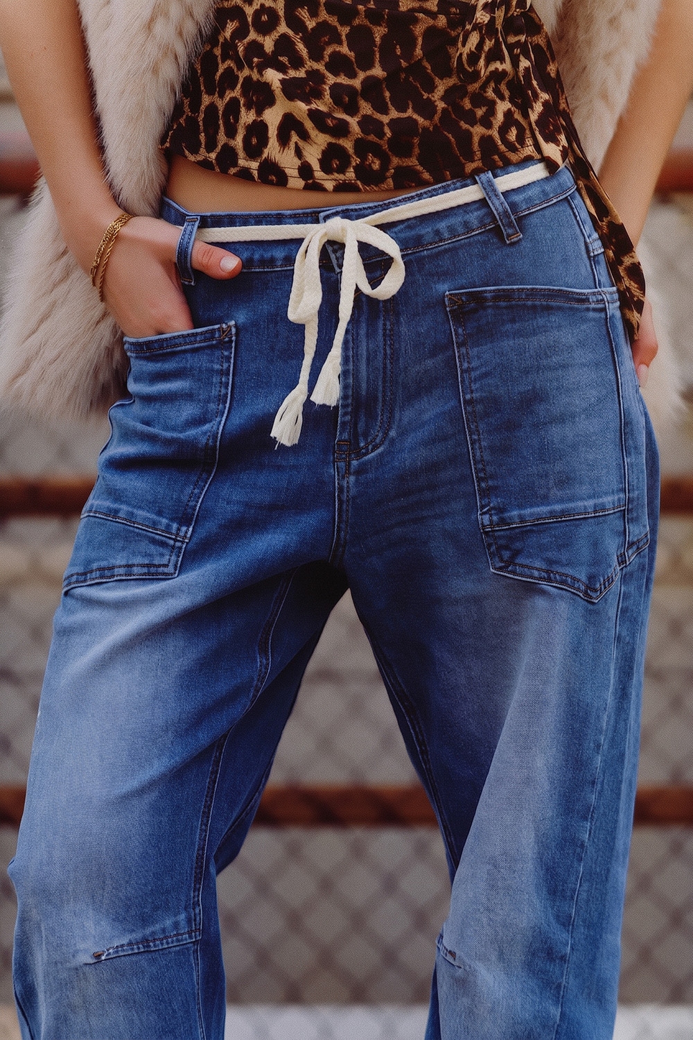 Jeans azules de corte ancho al tobillo con cinturón Jeans azules de corte ancho al tobillo con cinturón