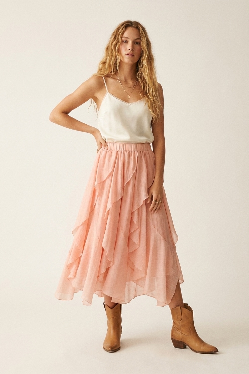 Falda midi asim&eacute;trica con volantes en tejido ligero rosa