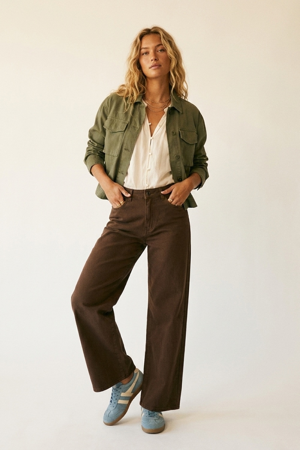 Pantalones marrones de pierna ancha con sarga ligera Pantalones marrones de pierna ancha con sarga ligera