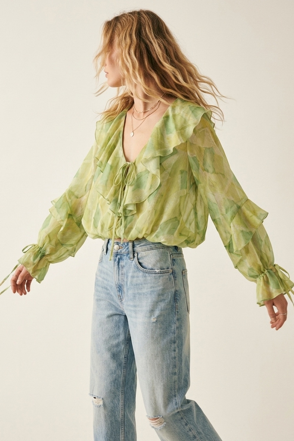Blusa Transparente Verde Claro con Volantes y Lazo Frontal