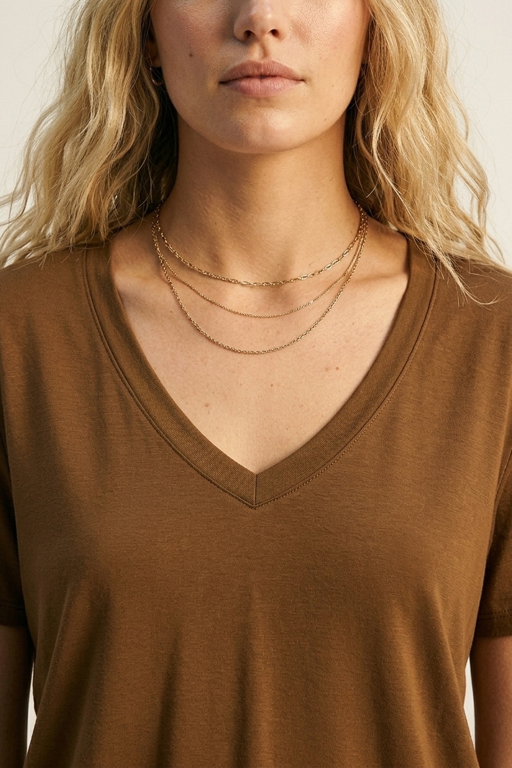 Camiseta marr&oacute;n de manga corta con cuello en V ancho y tejido de viscosa