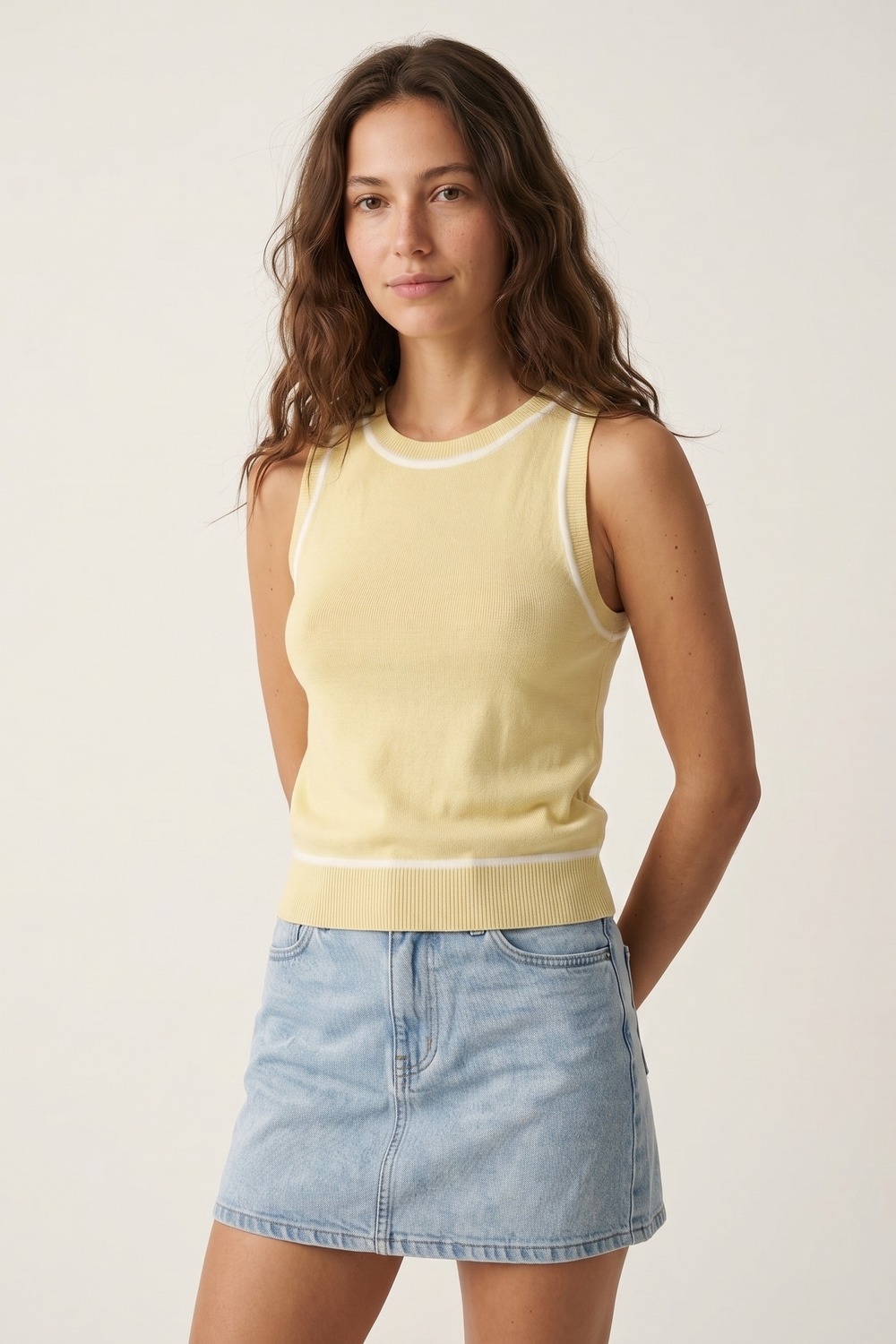 Top de punto sin mangas en amarillo mantequilla con detalles de líneas blancas Top de punto sin mangas en amarillo mantequilla con detalles de líneas blancas