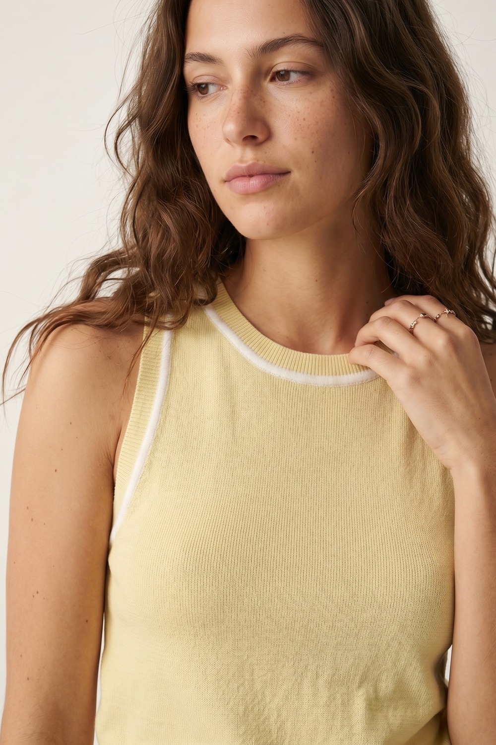Top de punto sin mangas en amarillo mantequilla con detalles de líneas blancas Top de punto sin mangas en amarillo mantequilla con detalles de líneas blancas