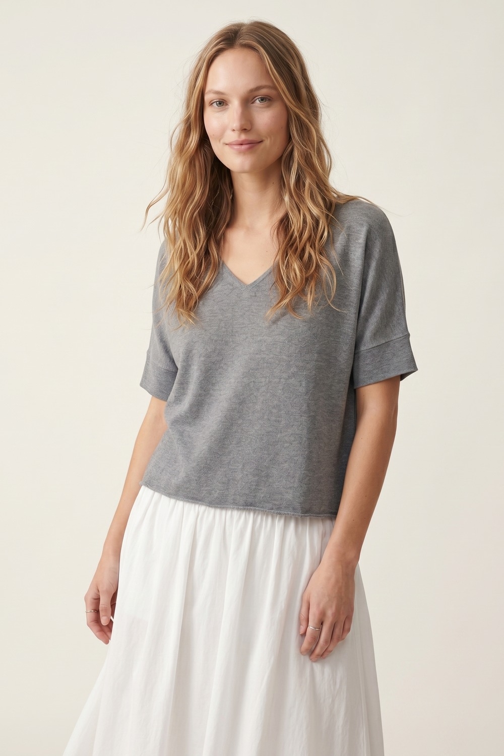 Top de punto gris relajado con cuello en V y mangas cortas