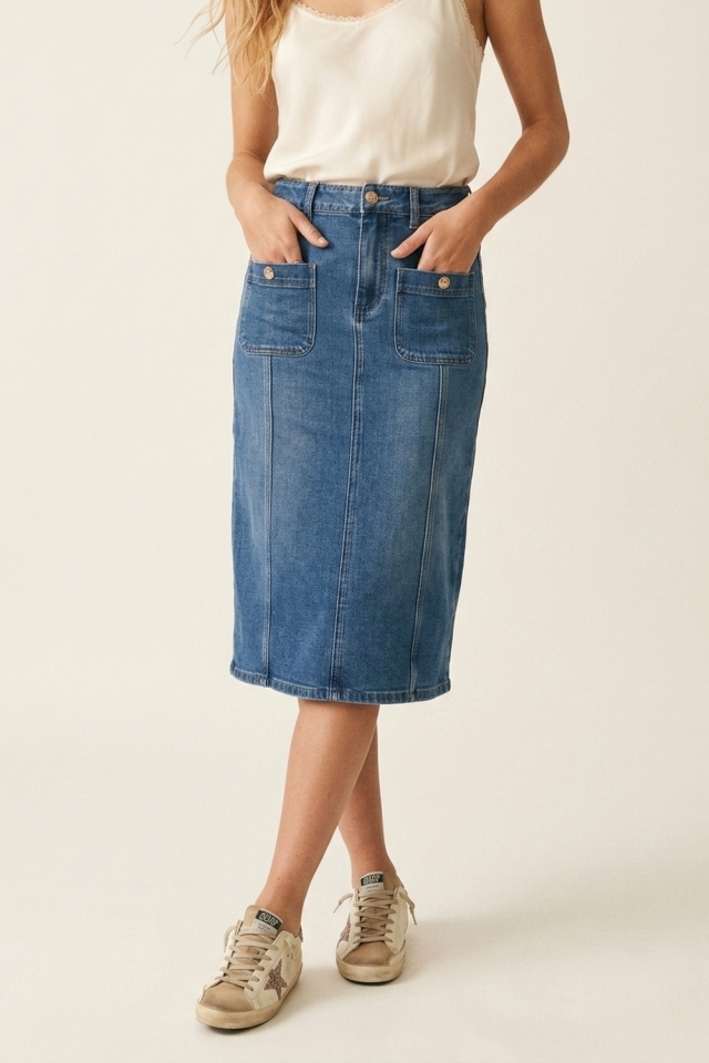 Falda midi de mezclilla azul con bolsillos frontales de parche