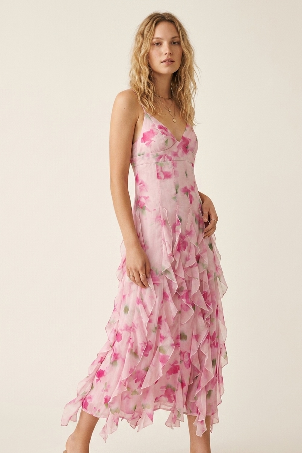 Vestido de fiesta maxi floral blanco y rosa con volantes