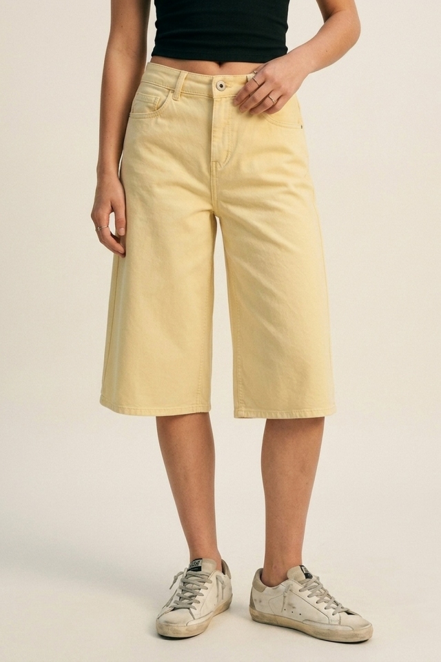 Pantalones cortos amarillos de pierna ancha