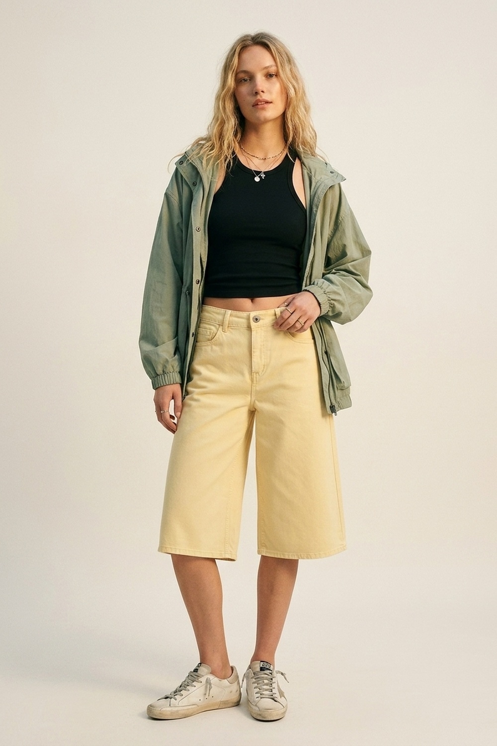 Bermudas de mezclilla el&aacute;stica en Amarillo Mantequilla