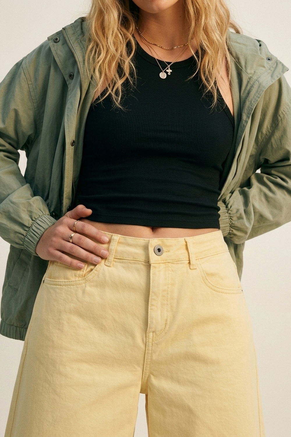 Bermudas de mezclilla el&aacute;stica en Amarillo Mantequilla