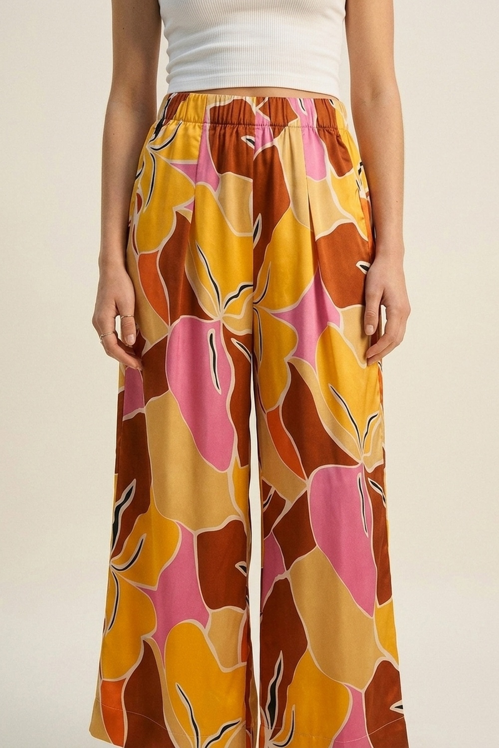 Pantalones de Pierna Ancha con Estampado Tropical en Tonos C&aacute;lidos de Naranja