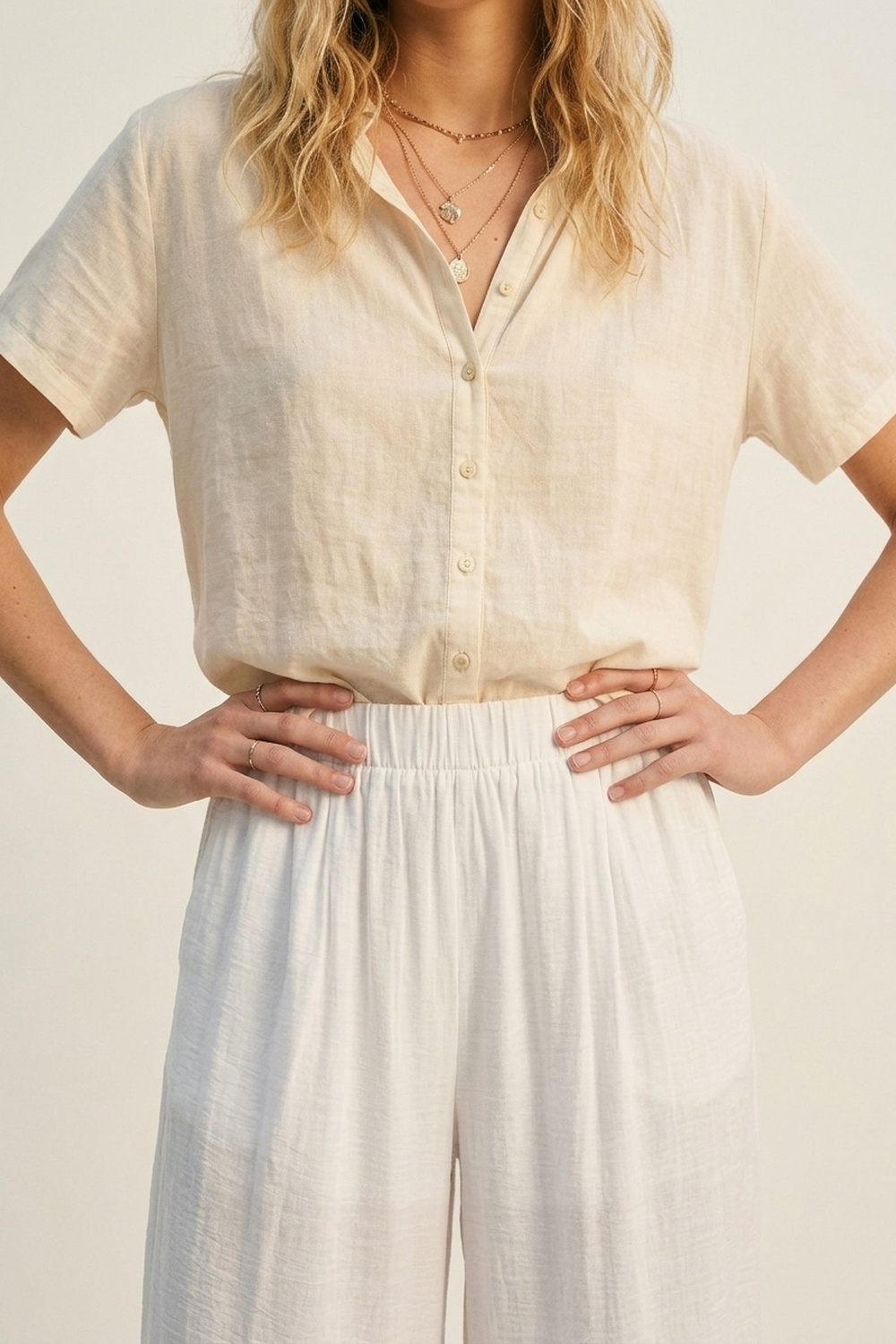 Pantalones blancos ligeros con cintura elástica y pernera ancha Pantalones blancos ligeros con cintura elástica y pernera ancha