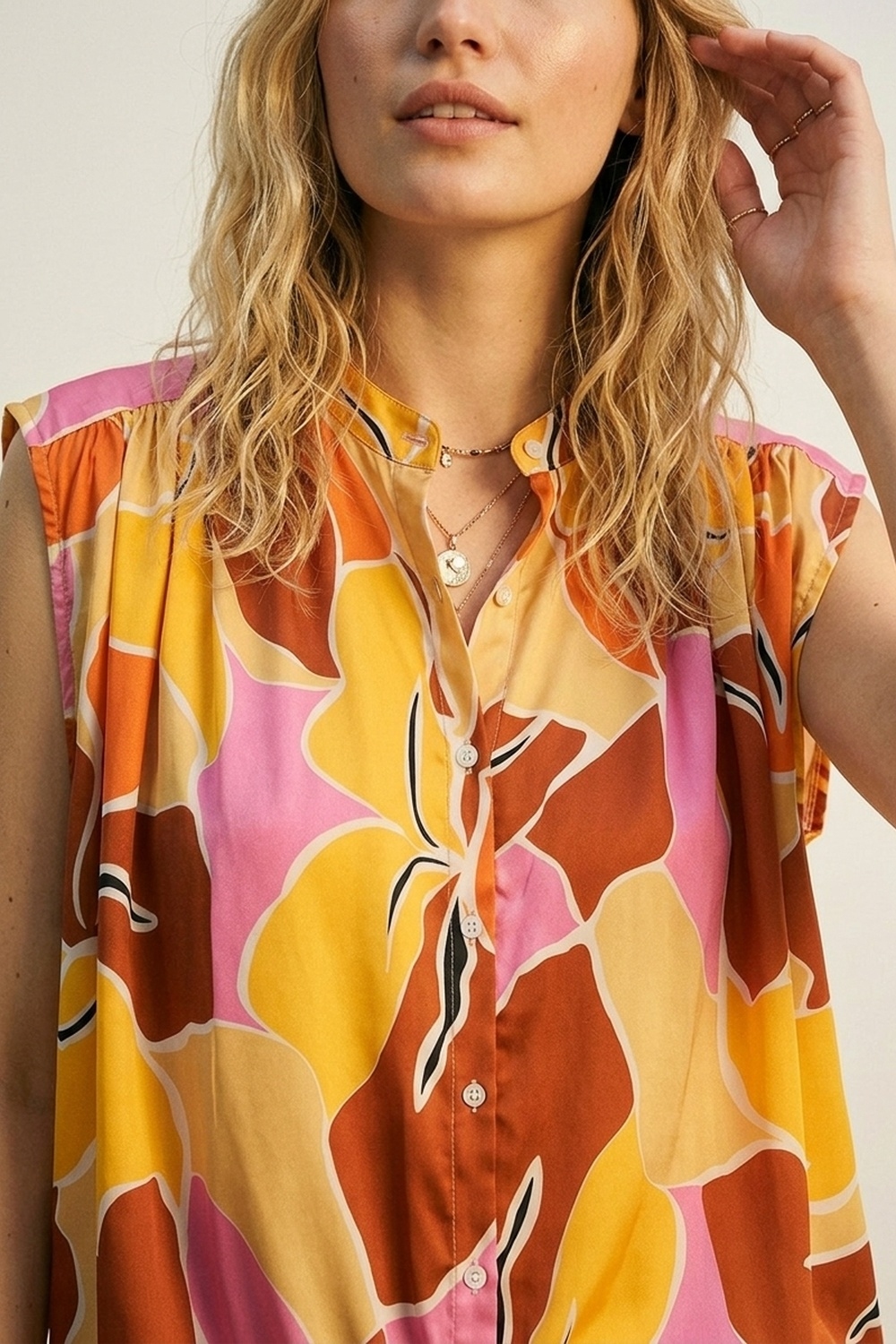 Blusa sin mangas con botones al frente y estampado tropical en tonos cálidos de naranja Blusa sin mangas con botones al frente y estampado tropical en tonos cálidos de naranja