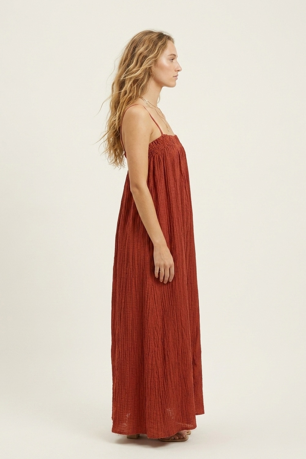 Vestido Maxi Arrugado en Color &Oacute;xido con Tirantes Finos