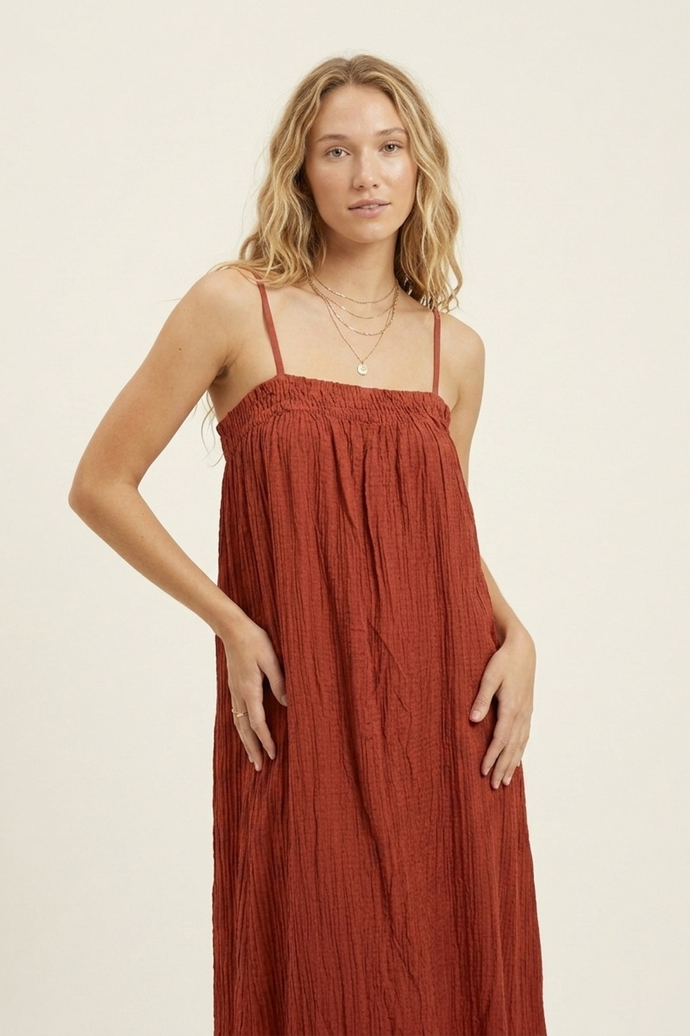 Vestido Maxi Arrugado en Color &Oacute;xido con Tirantes Finos