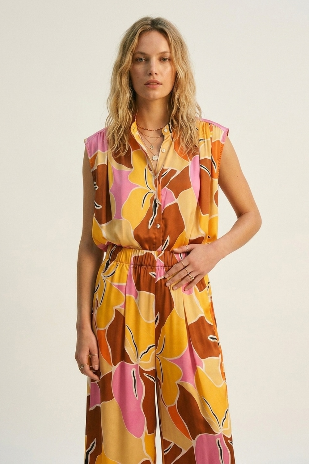Pantalones de Pierna Ancha con Estampado Tropical en Tonos C&aacute;lidos de Naranja