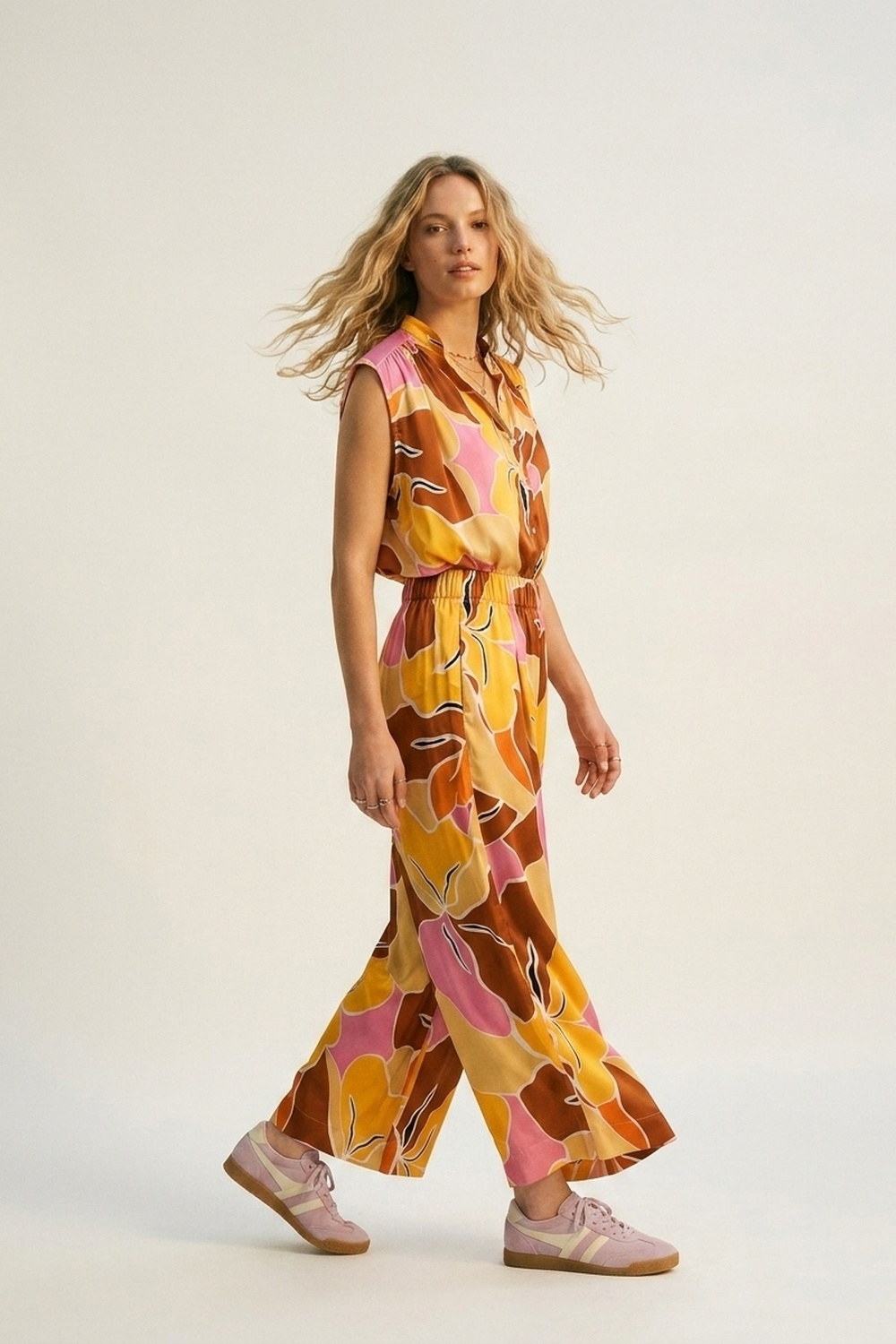 Blusa sin mangas con botones al frente y estampado tropical en tonos cálidos de naranja Blusa sin mangas con botones al frente y estampado tropical en tonos cálidos de naranja