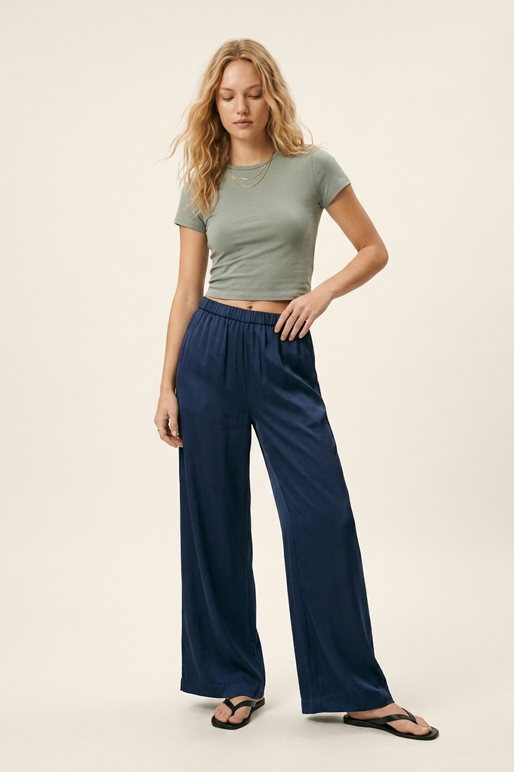 Pantalones Anchos de Sat&eacute;n Ligero de Cintura El&aacute;stica en Color Marino
