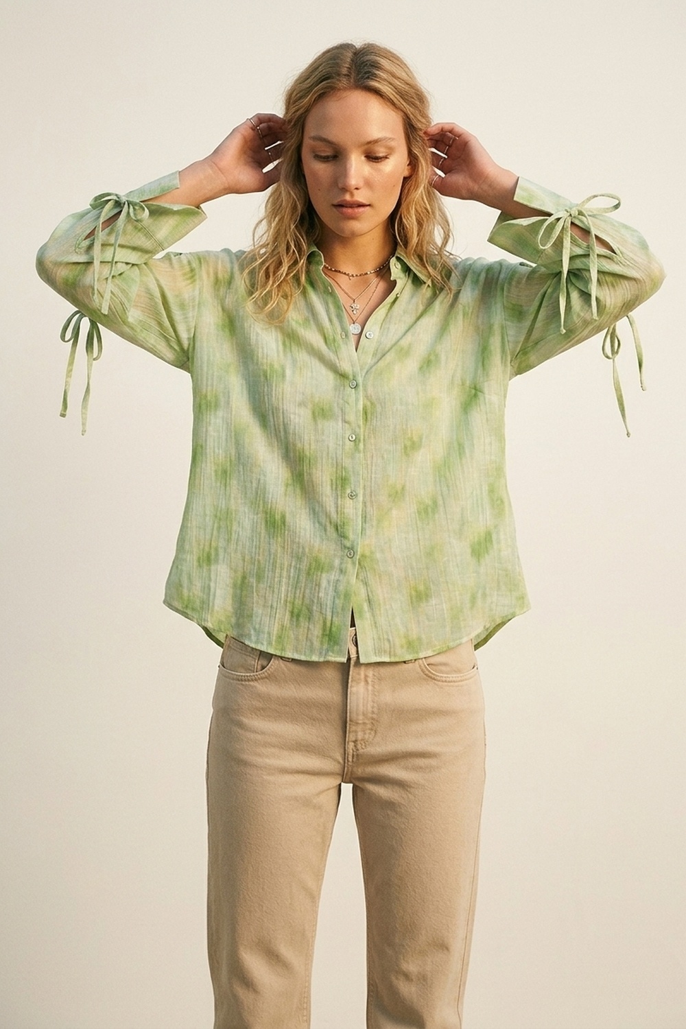 Camisa de Manga Larga Verde Claro con Lazos en las Mangas Camisa de Manga Larga Verde Claro con Lazos en las Mangas