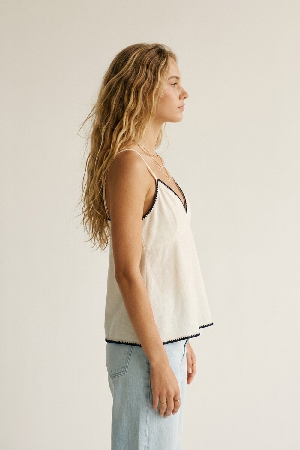 Camiseta blanca ligera con ribete azul marino en zig-zag