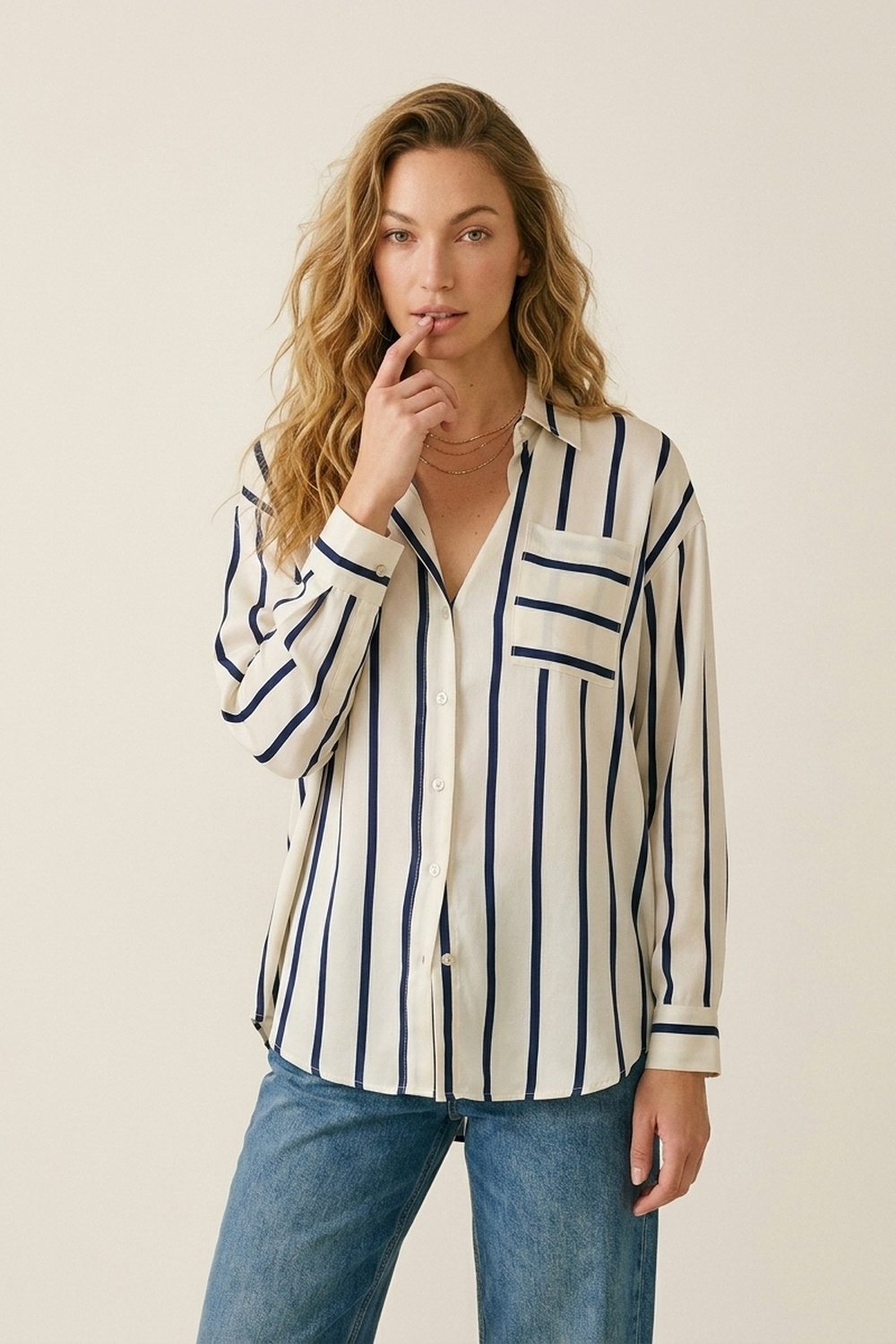 Camisa de corte relajado con rayas crema en tela de sat&eacute;n con bolsillo