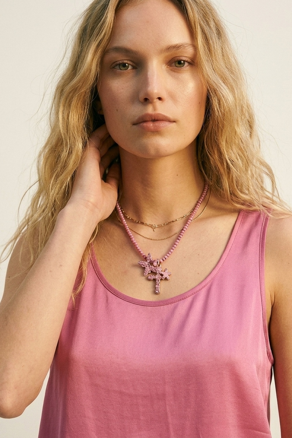 Blusa sin mangas de sat&eacute;n fucsia de ajuste regular y escote redondo
