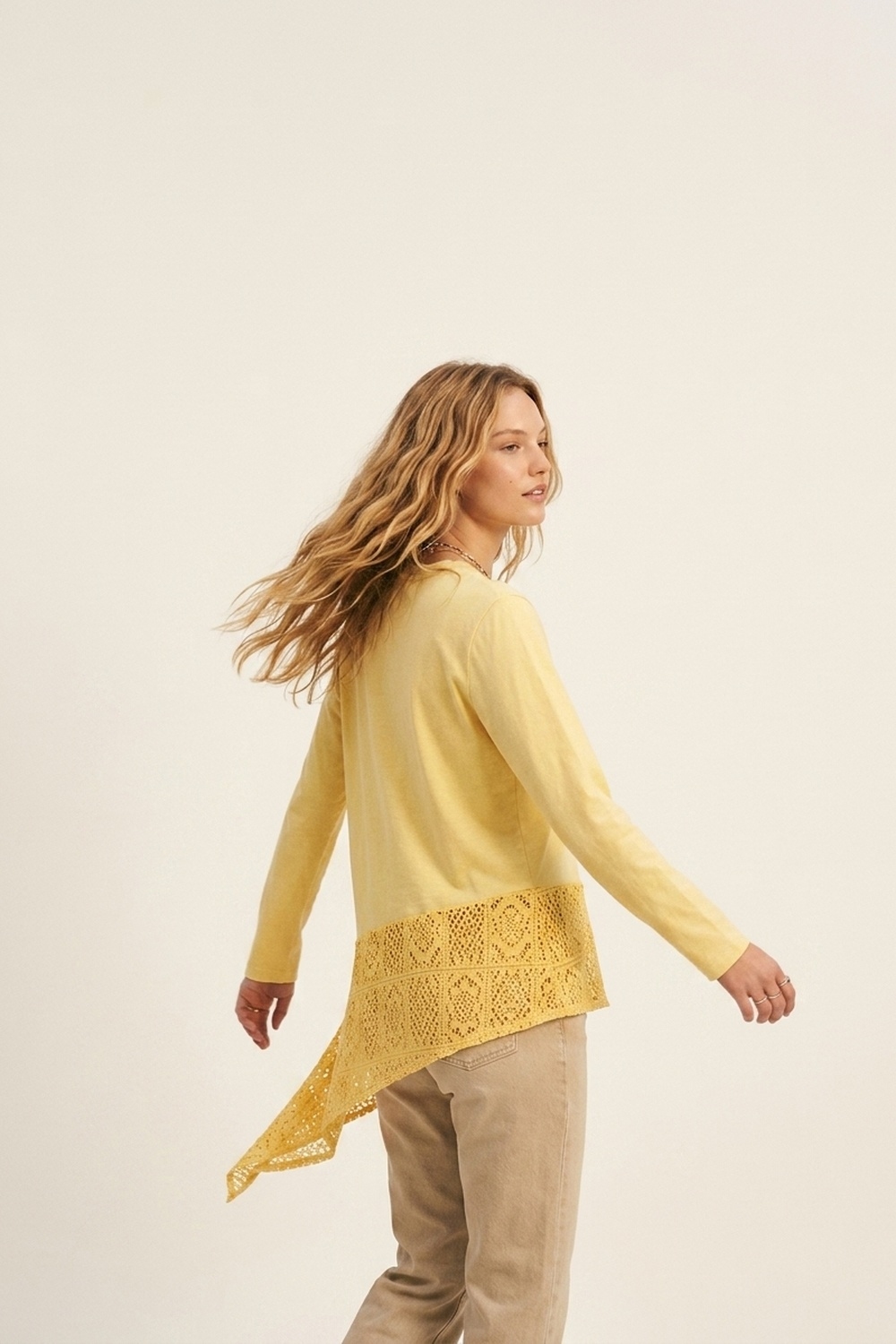 Parte superior con inserto de crochet y dobladillo asim&eacute;trico en amarillo