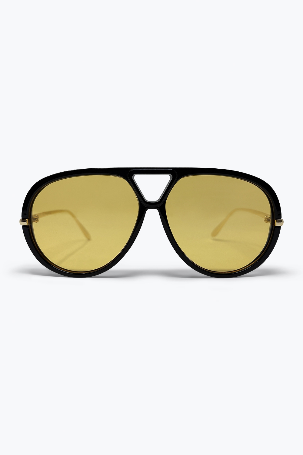 Gafas de sol con montura de aviador negra y lentes grandes con tinte amarillo Gafas de sol con montura de aviador negra y lentes grandes con tinte amarillo