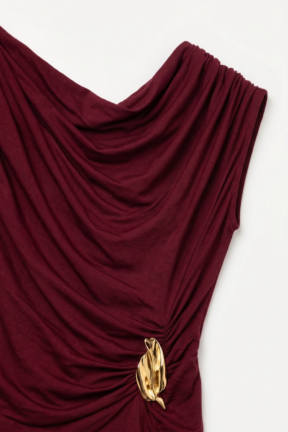 Top ligero de viscosa color burdeos con acento dorado y sin mangas drapeado