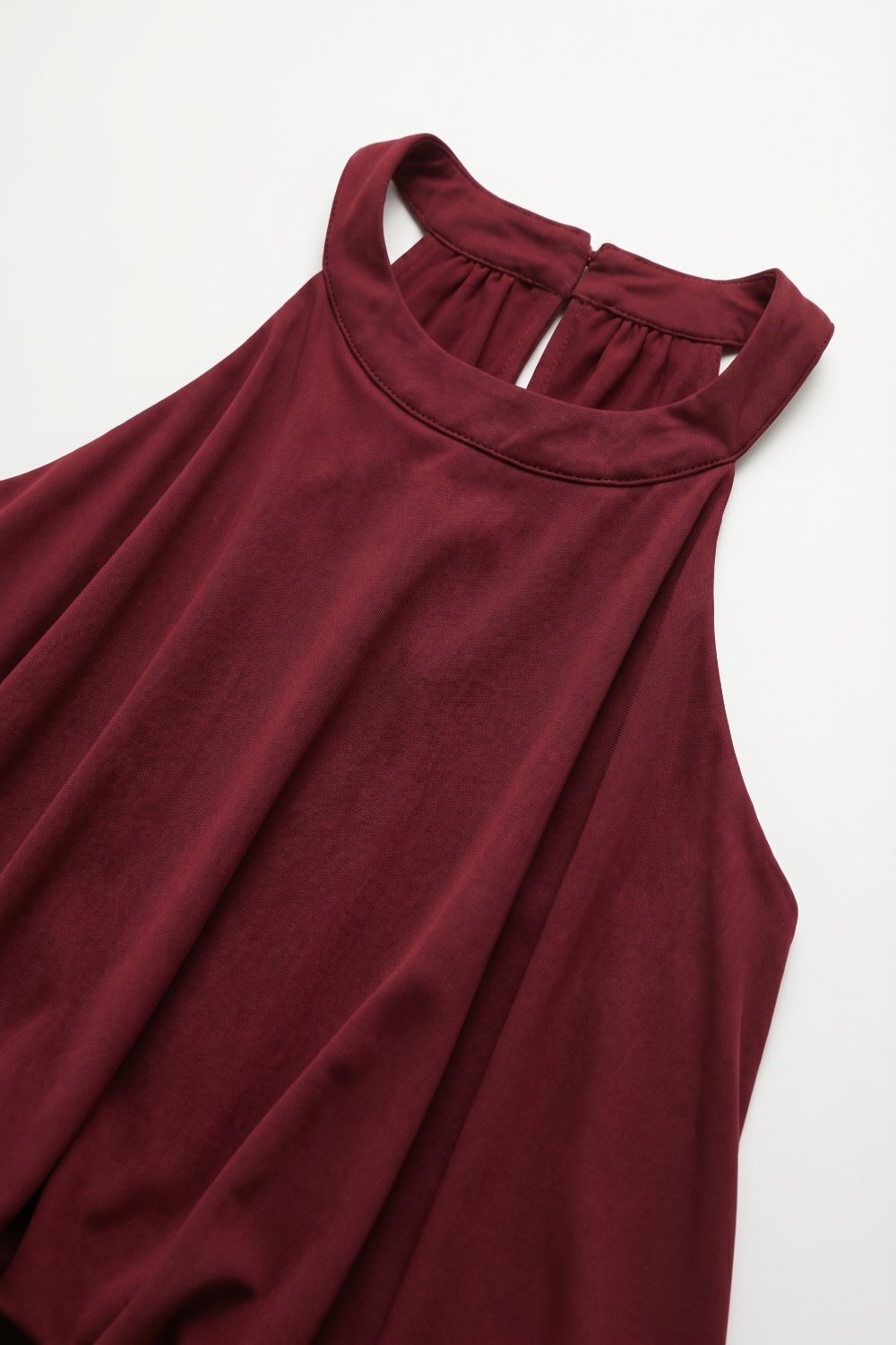 Vestido Maxi de Cuello Halter de Tela El&aacute;stica Suave en Burdeos