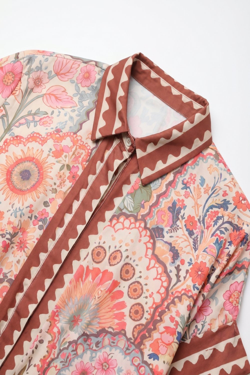 Camisa con estampado floral multicolor de tela ligera con ribete en contraste