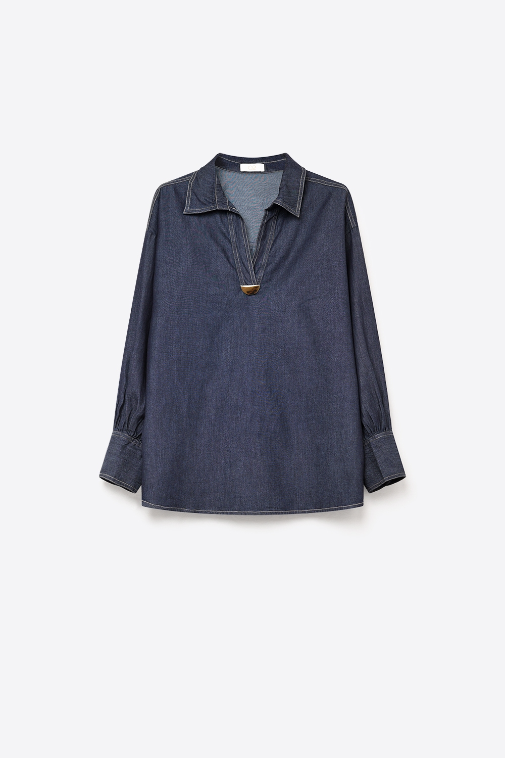 Camisa en denim ligera con ribete dorado en cuello en V
