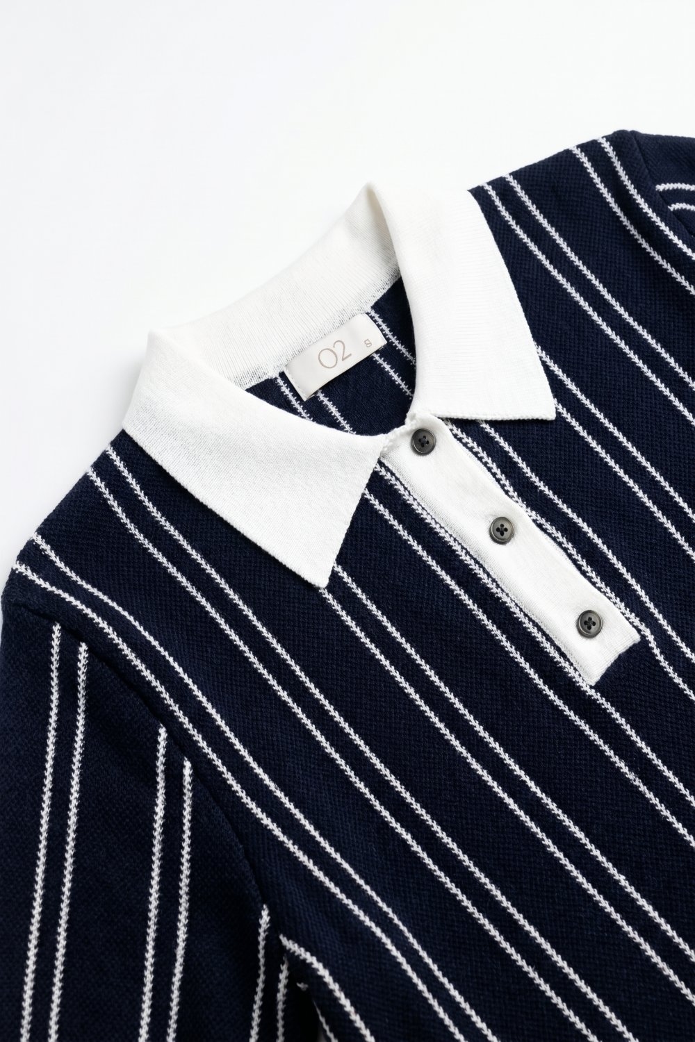 Polo de Punto Fino Azul Marino con Rayas en Contraste y Mangas Cortas