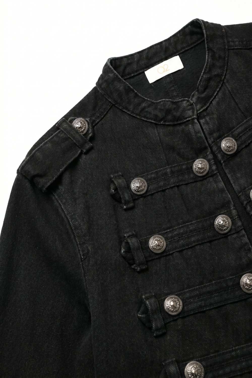 Chaqueta de mezclilla negra con botones decorativos